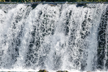 Cascade torrent débit d'eau