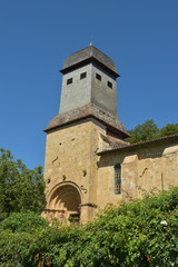 Fototapeta na wymiar Clocher de l'église romane du village de Diusse dans le Haut Béarn dans les Pyrénées Atlantique