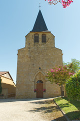 Fototapeta na wymiar Clocher de l'église du village de Mont Disse dans le Haut Béarn dans les Pyrénées Atlantique