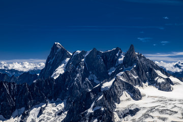 Fototapeta na wymiar Courmayeur e il Monte Bianco