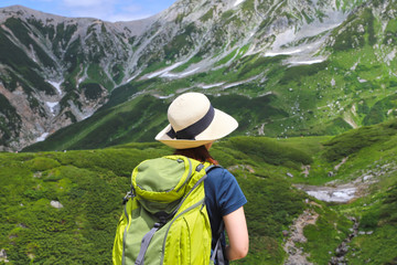 【富山県 日本の観光名所】室堂（立山室堂平）を歩く山ガール