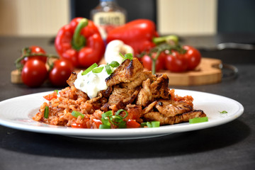 Geschnetzeltes mit Tomaten Paprika Reis und Tzaziki