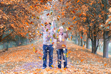 romantisches Paar im Herbst 