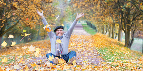 älterer Mann im genießt den Herbst