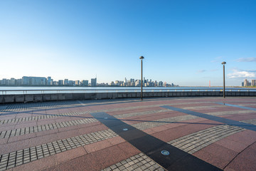 Fototapeta premium empty floor with city skyline