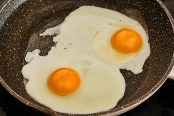 Cooking fried eggs