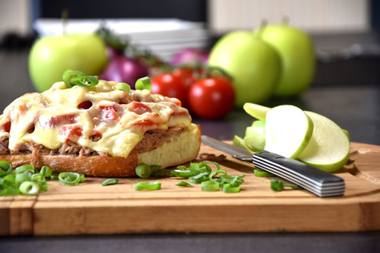 Thunfisch Baguette mit K&auml;se auf einen Holzbrett