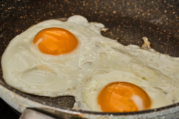 Cooking fried eggs