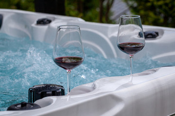 wein und wellness im whirlpool