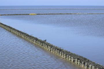 Blick zu den Wellenbrechern an der Nordseek&uuml;ste