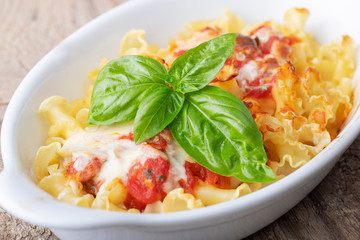 gratinierte Pasta auf Holz mit Wein