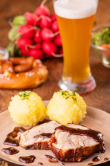 bayerischer Schweinebraten mit Kartoffelknödel