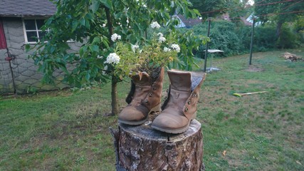 Garten Schuhe auf einem Baumstumpf