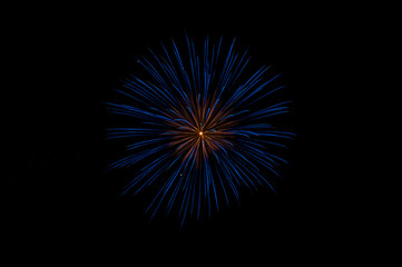 Fuegos artificiales estrella azul y naranja