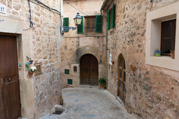 Fototapeta na wymiar narrow streets of Valldemossa in Mallorca