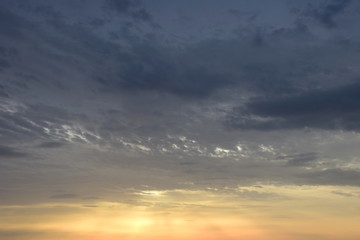 Fototapeta na wymiar Dramatische Wolkenstimmung bei Sonnenaufgang über dem Meer
