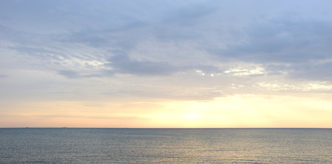 Dramatische Wolkenstimmung bei Sonnenaufgang über dem Meer
