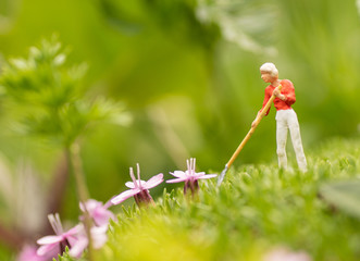 Miniatur Gärtnerin pflegt die Blumen