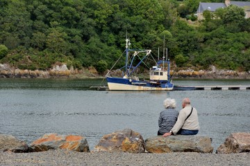 Un couple de seniors au bord de l'eau