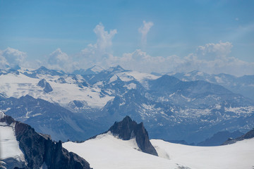 Panorama vue du ciel du massif du Mont-blanc