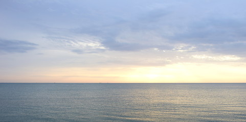 Naklejka na ściany i meble Sonnenaufgang am Meer