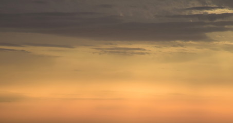 Fototapeta na wymiar Wolken bei Sonnenaufgang über dem Meer
