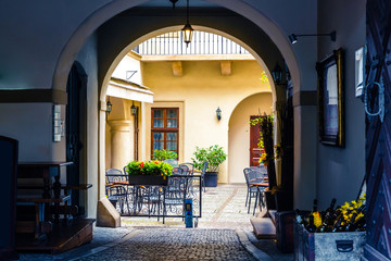 Fototapeta na wymiar Sidewalk cafe in the courtyard, European city