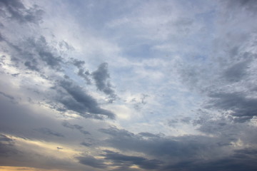 Dramatische Wolken bei Sonnenaufgang über dem Meer