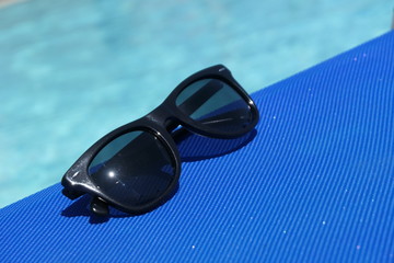 lunettes de soleil à la piscine