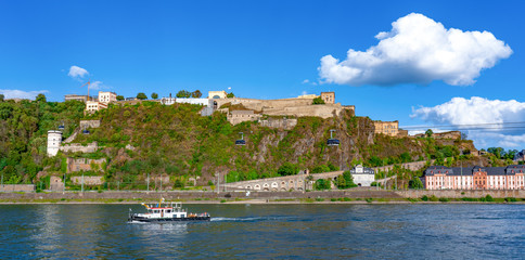 Fototapeta na wymiar Koblenz mit Seilbahn und Festung Ehrenbreitstein am Rhein