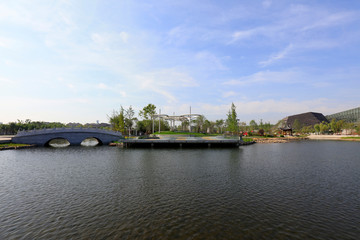 Fototapeta na wymiar Stone bridges and ponds in the park