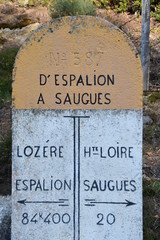 bornes routi&egrave;res, espacions &agrave; sauges