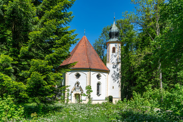 Fototapeta na wymiar Maria-Elend-Kirche in Dietramszell