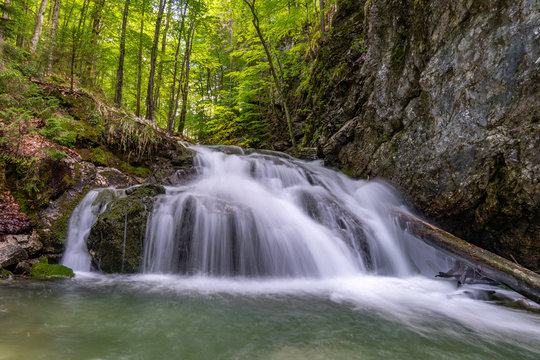 Der Hachelbach st&uuml;rzt als Wasserfall nach Josefsthal am Schliersee hinab
