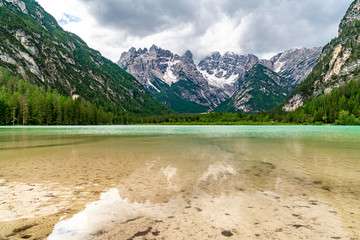 Fototapeta na wymiar Der Monte Cristallo spiegelt sich im Wasser des Dürrensees