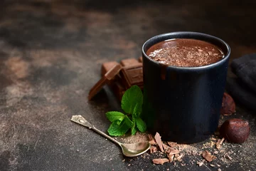 Foto op Plexiglas Zelfgemaakte warme chocolademelk met munt in een zwarte mok. © lilechka75