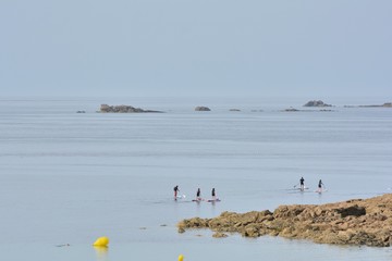 Personnes qui pratiquent le paddle en Bretagne