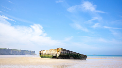 Elément du port artificiel de la plage d'Arromanches-les-Bains