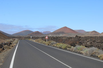 route montagnes et lave 