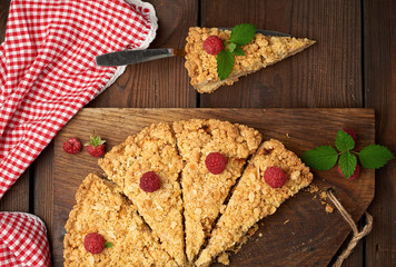 sliced triangular pieces of crumble pie with apples