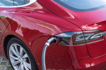 Ein rotes Elektroauto an der Ladesäule