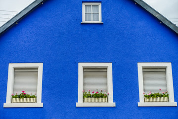 Fototapeta na wymiar Musterhaus Fassade mit vielen Fenstern
