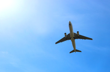 Fototapeta na wymiar Airplane taking off overhead, on a clear, sunny day. 