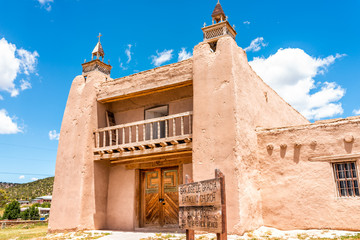 Obraz premium Kościół Las Trampas San Jose de Gracia na High Road do wioski Taos z zabytkowym zabytkowym budynkiem w Nowym Meksyku ze znakiem