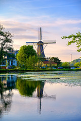 Historische Windmühlen im Kralingen-See in Rotterdam, Niederlande.