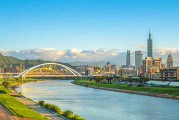 Fototapeta premium panoramę miasta tajpej nad rzeką