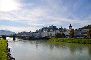 マカルト橋から見たザルツブルクの街並みとホーエンザルツブルク城（オーストリア）