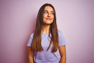 Obraz premium Young beautiful woman wearing casual t-shirt standing over isolated pink background smiling looking to the side and staring away thinking.