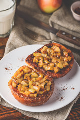 French toasts with caramelized apple