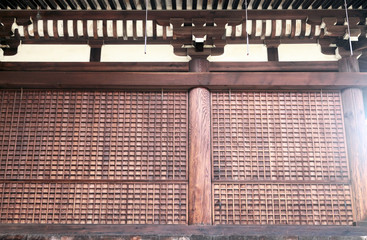 京都の古い寺院の本堂の蔀戸